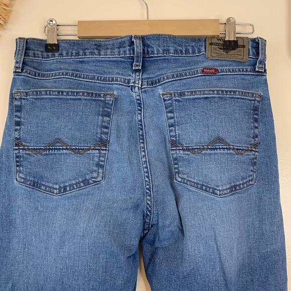 Athletic Fit Men's Wrangler Jeans 32x32 - Picture 3 of 7